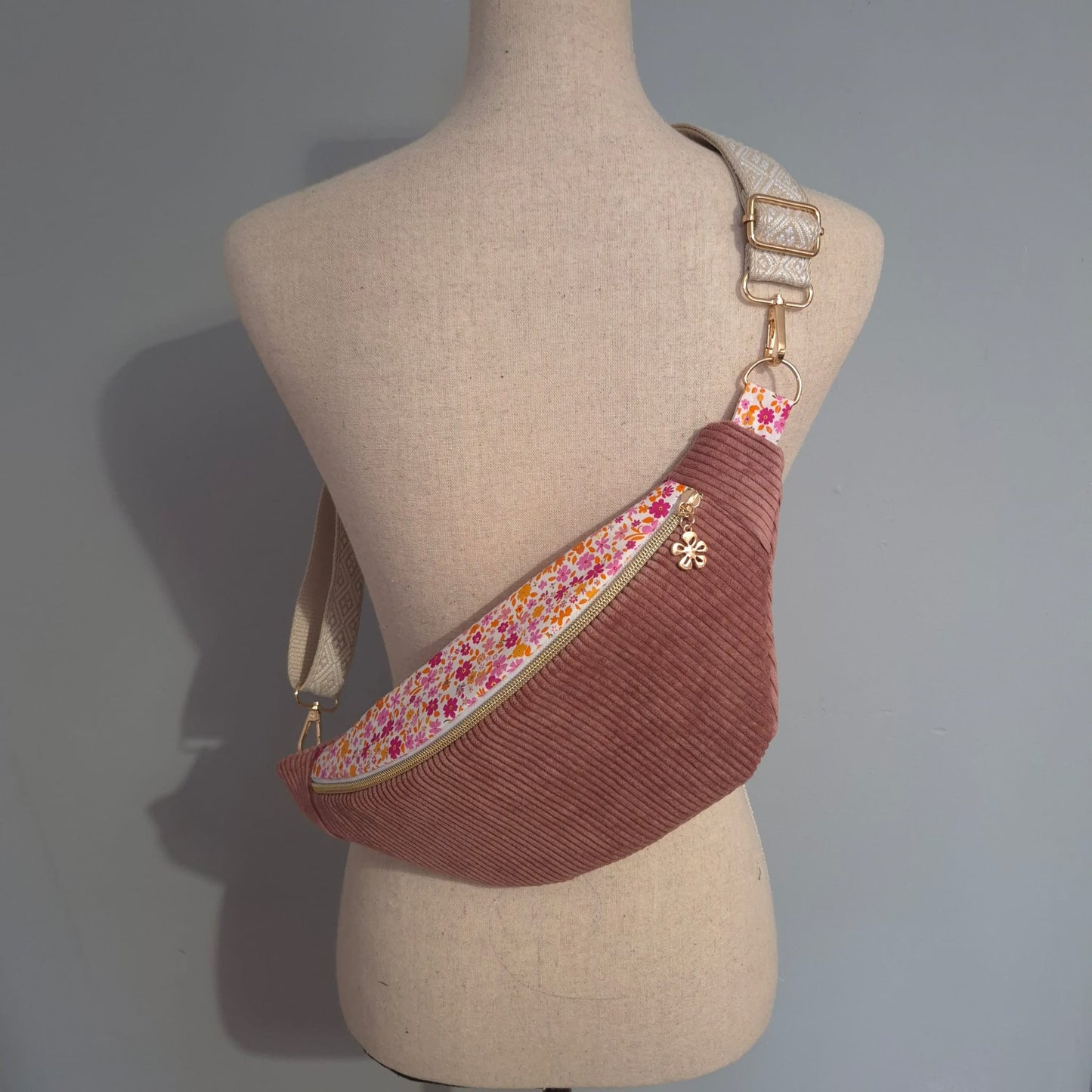 Sac banane en velours côtelé vieux rose – rabat fleuri