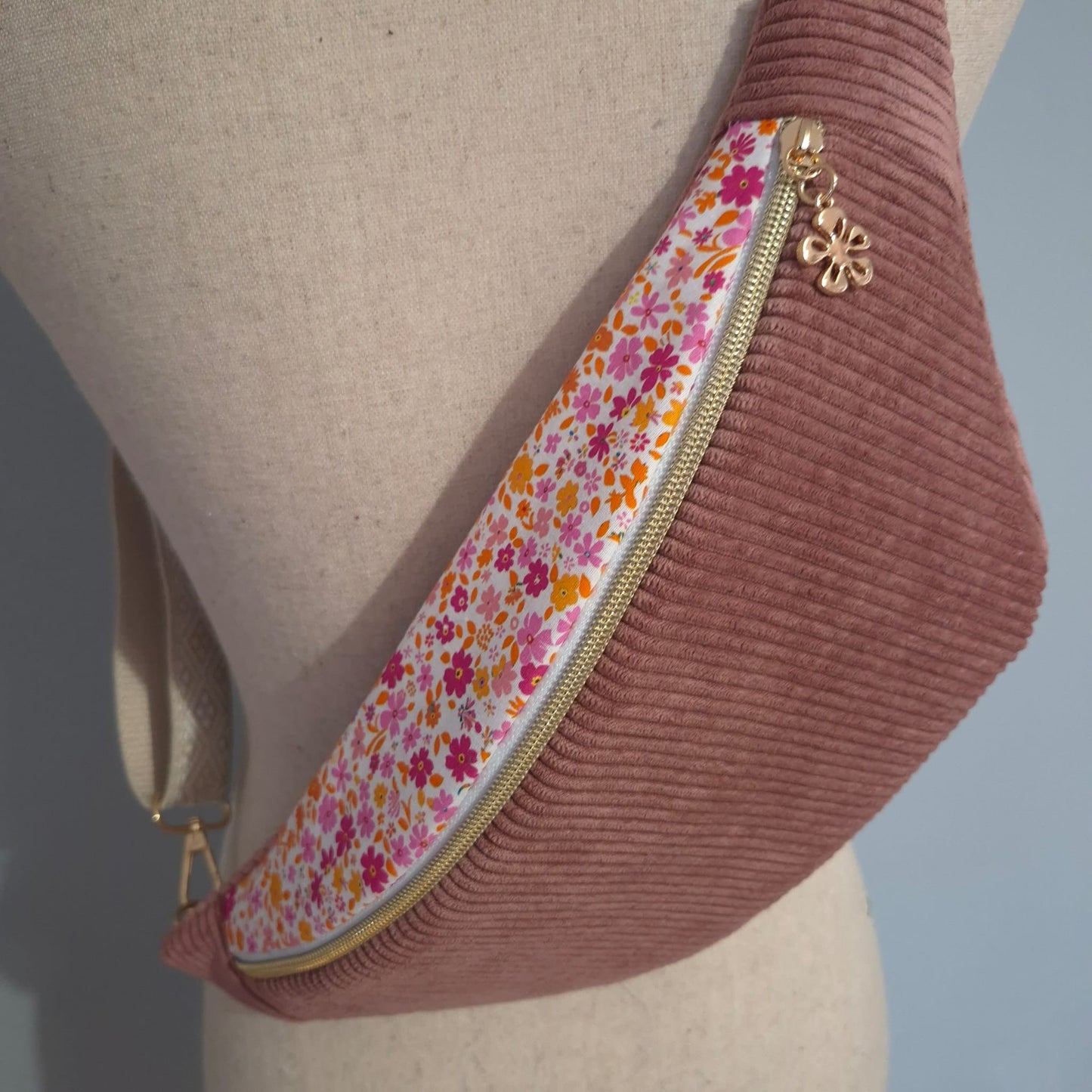 Sac banane en velours côtelé vieux rose – rabat fleuri