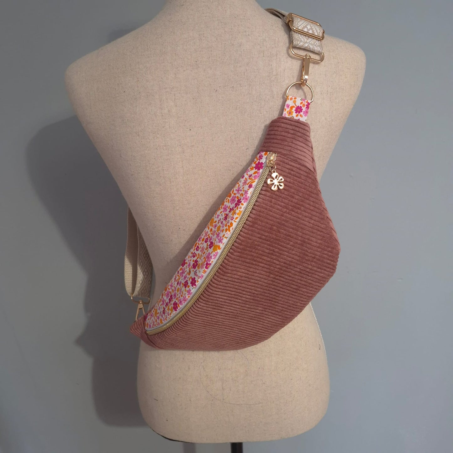 Sac banane en velours côtelé vieux rose – rabat fleuri