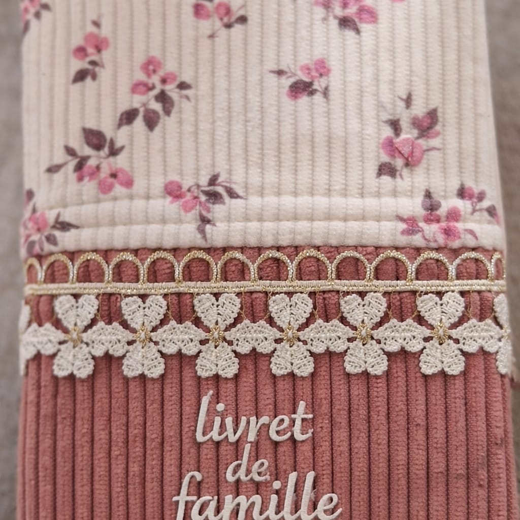 Protège livret de famille – velours rose & dentelle personnalisable cocoleeline