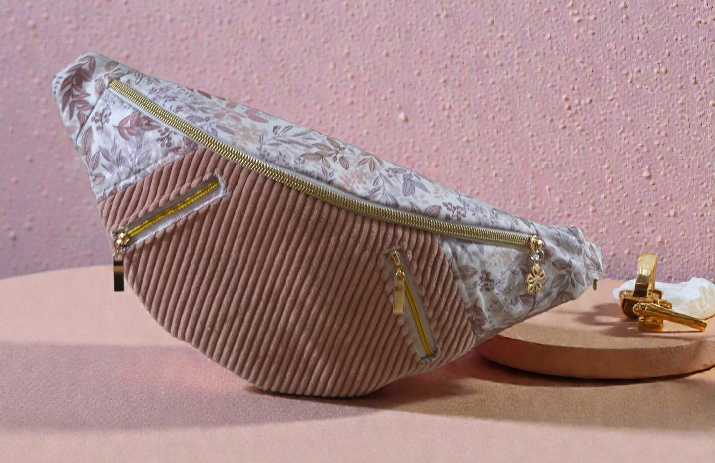 Sac banane en velours côtelé rose clair avec deux poches avant cocoleeline