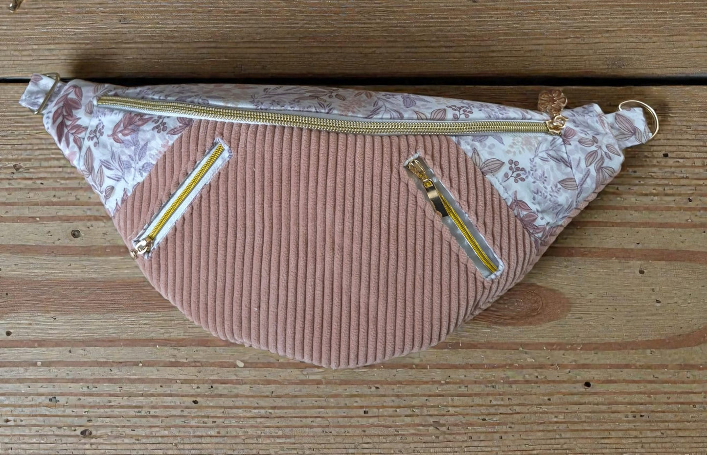 Sac banane en velours côtelé rose clair avec deux poches avant cocoleeline