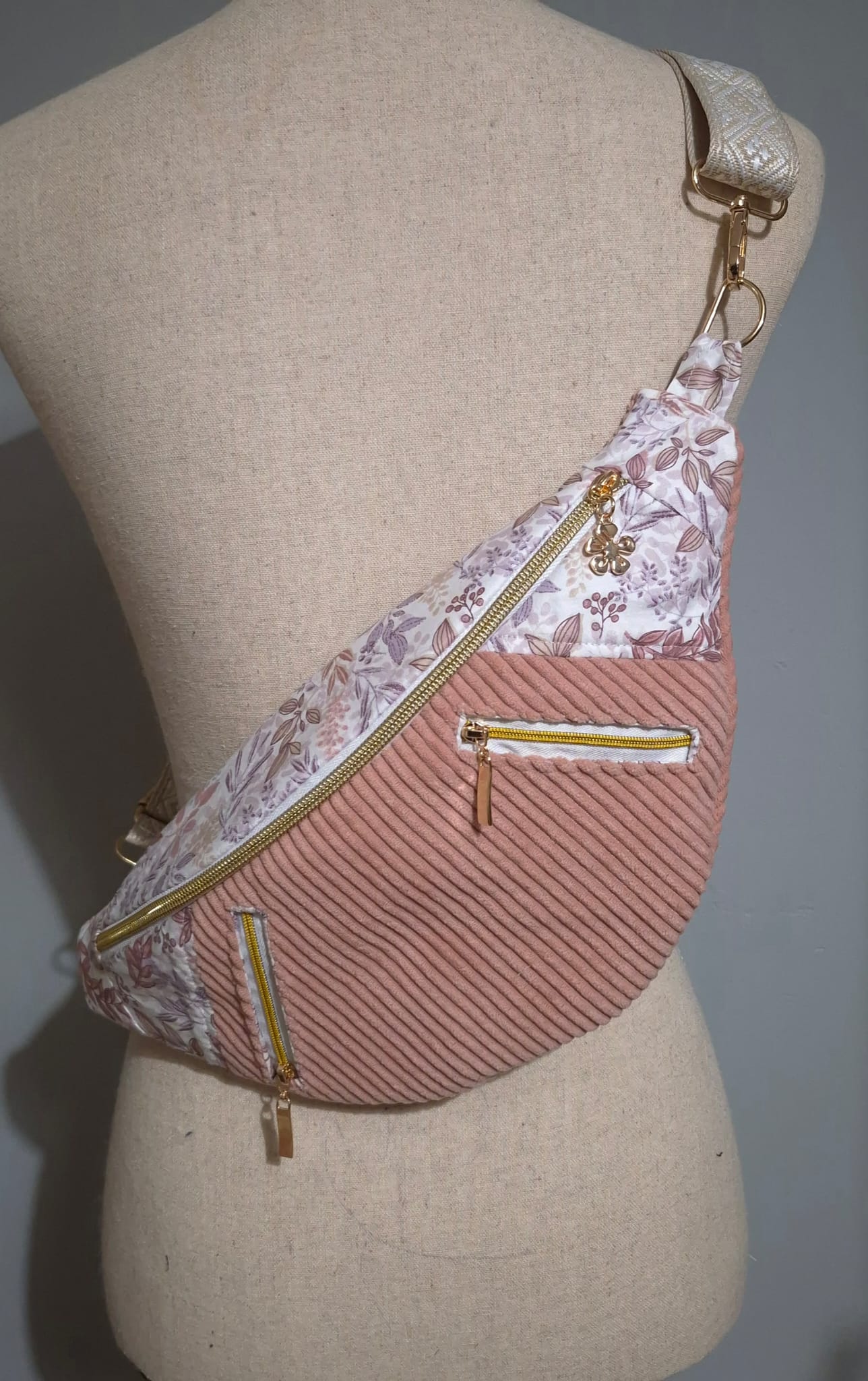 Sac banane en velours côtelé rose clair avec deux poches avant cocoleeline