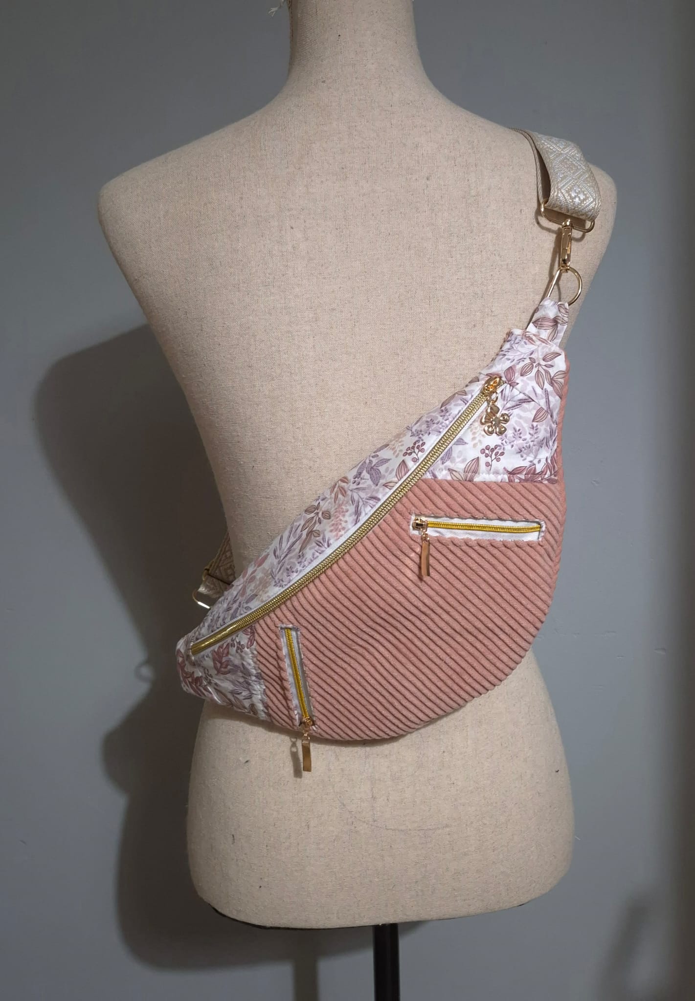 Sac banane en velours côtelé rose clair avec deux poches avant cocoleeline