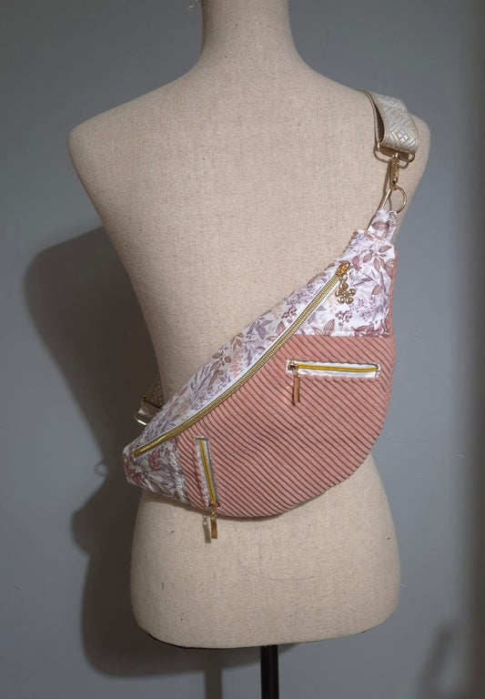 Sac banane en velours côtelé rose clair avec deux poches avant cocoleeline