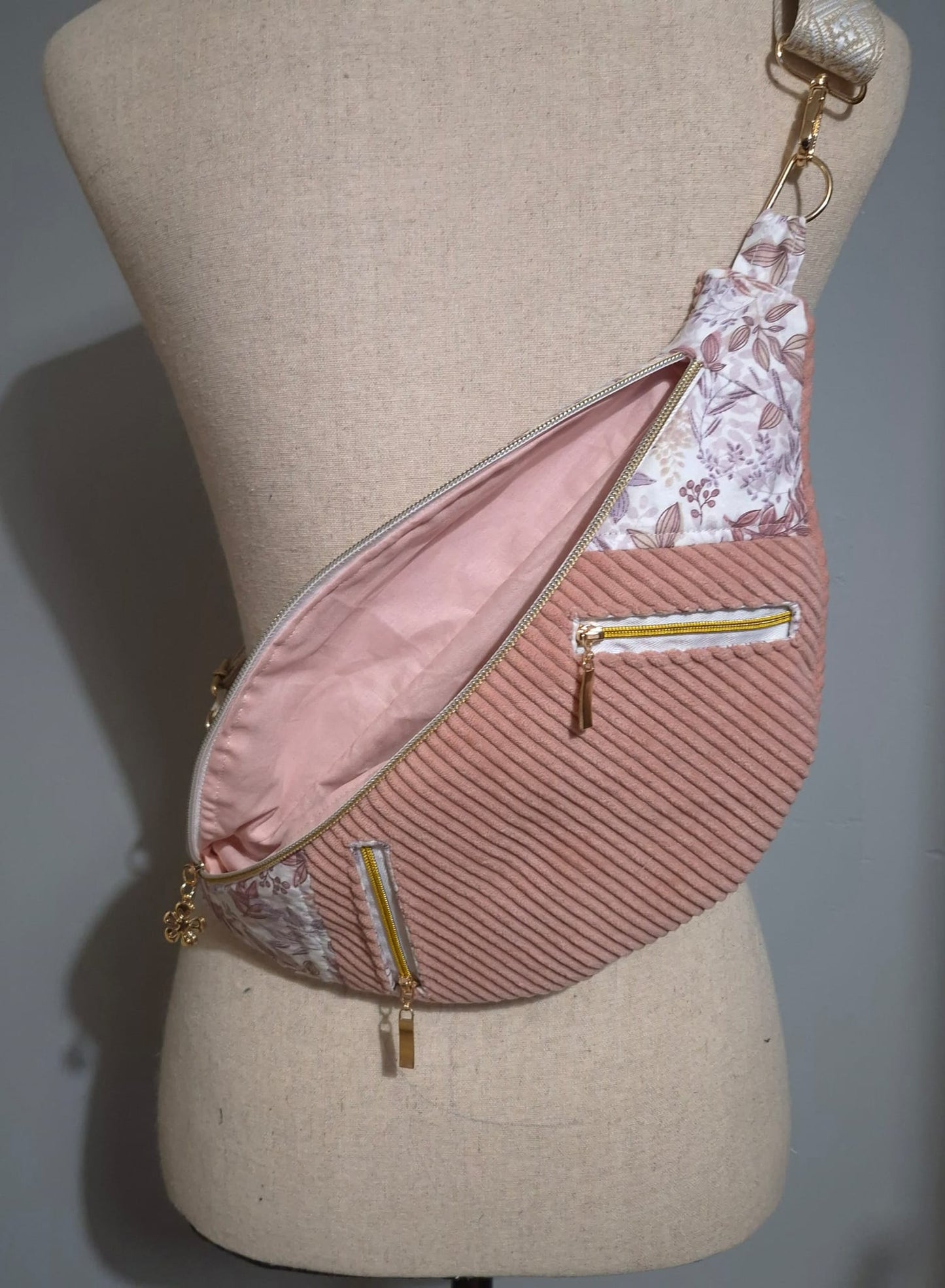 Sac banane en velours côtelé rose clair avec deux poches avant cocoleeline