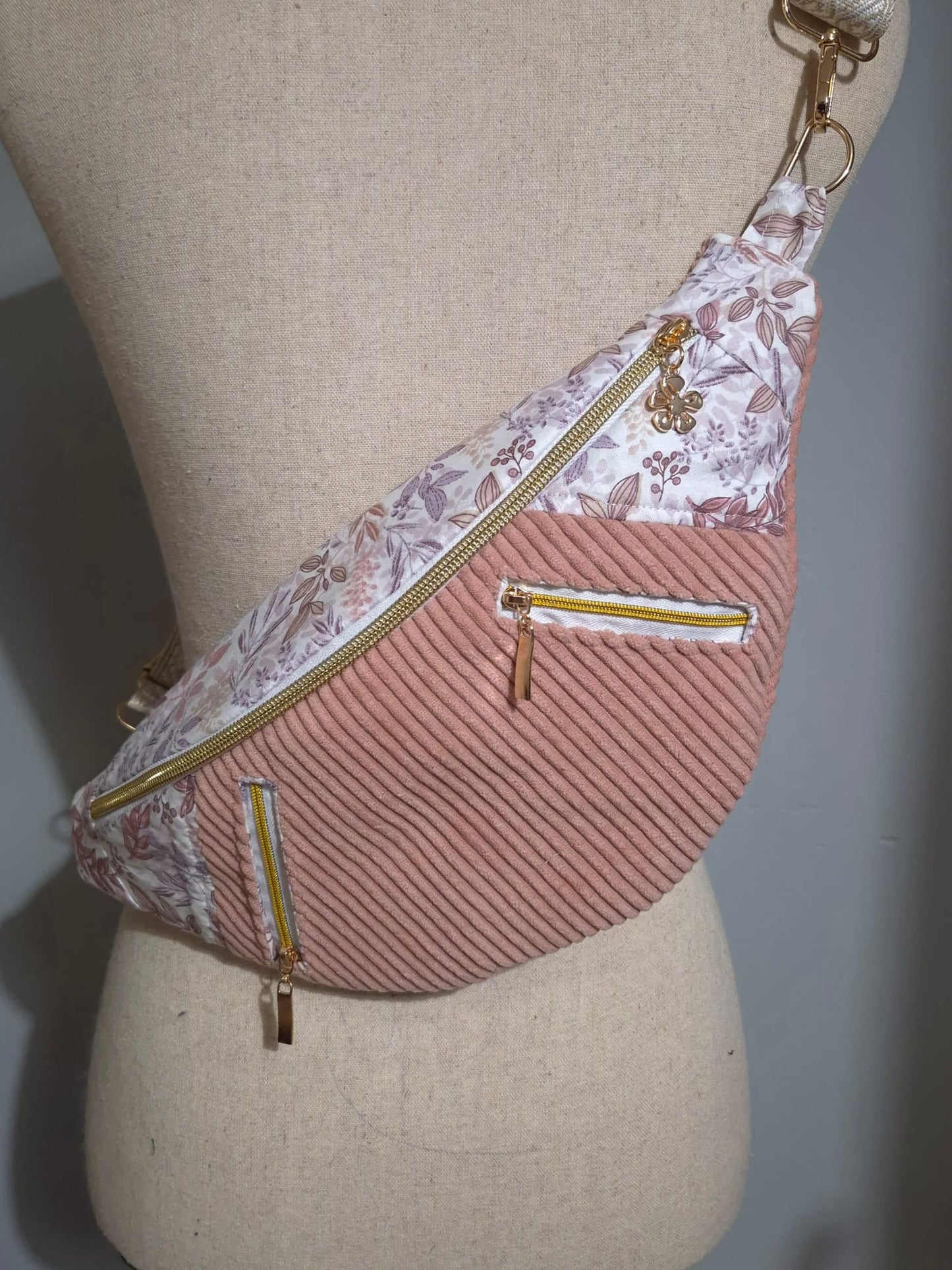 Sac banane en velours côtelé rose clair avec deux poches avant cocoleeline