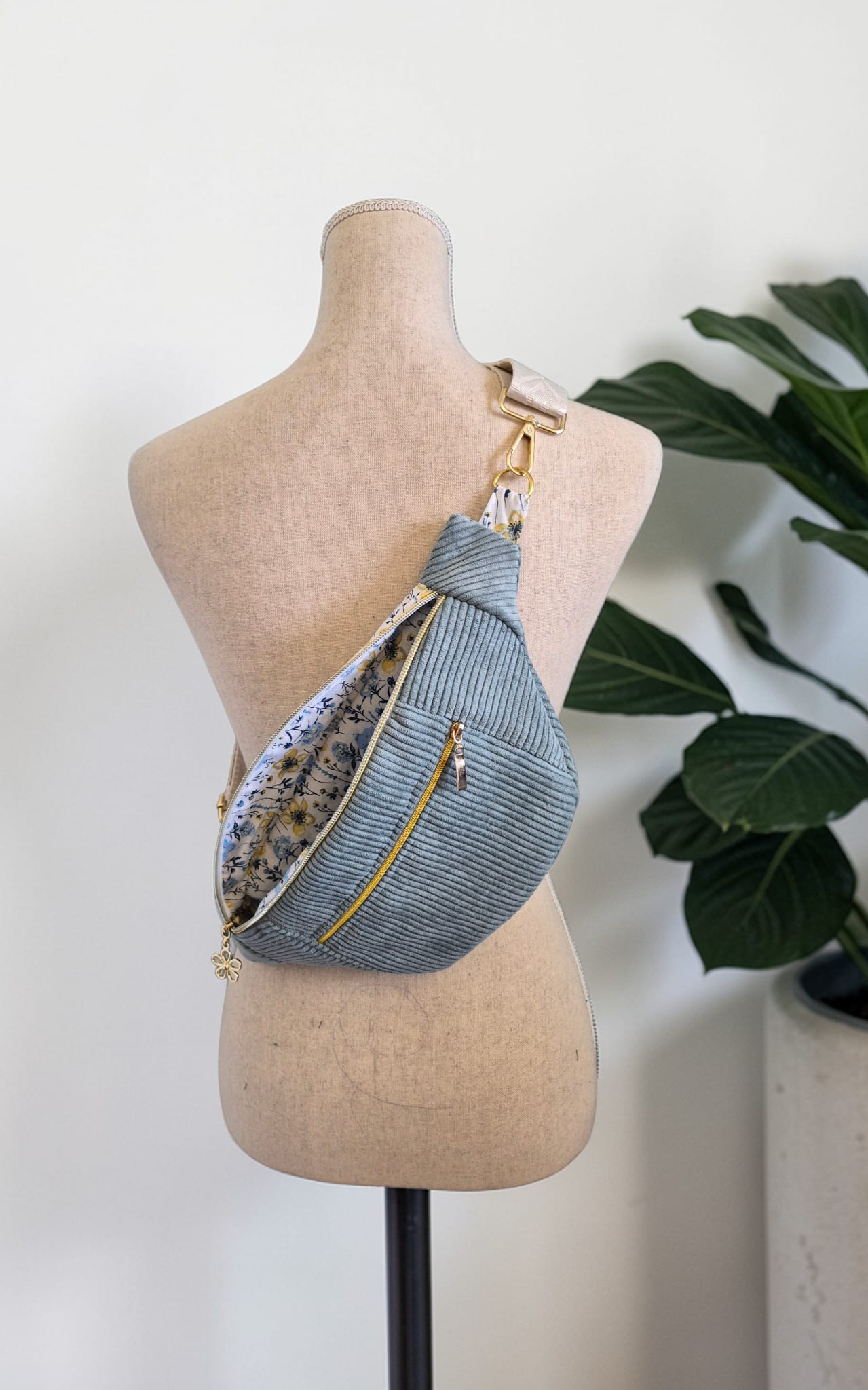Sac banane pour femme en velours côtelé bleu clair – Poche avant – Intérieur fleuri cocoleeline