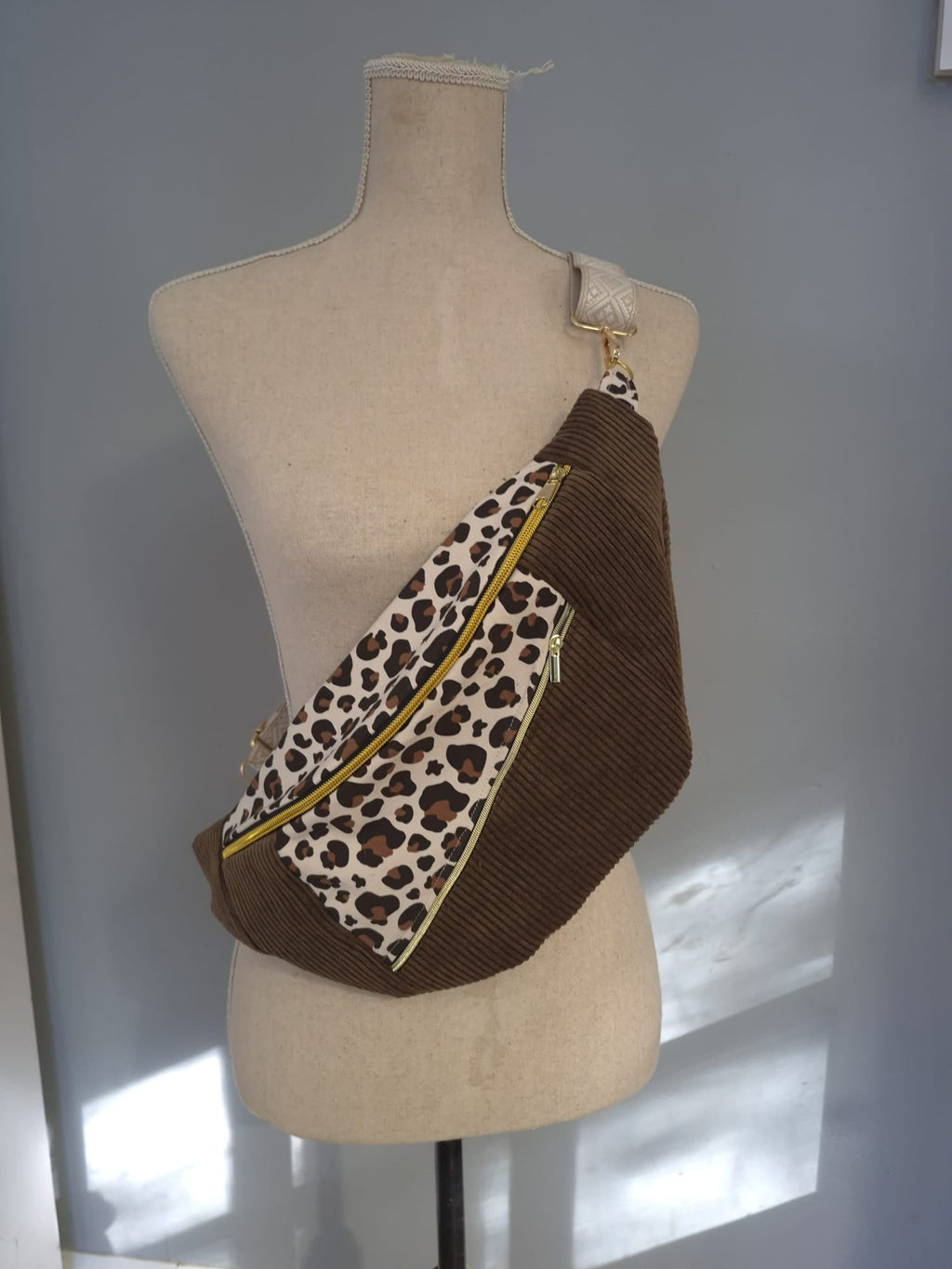 Sac banane pour femme XL velours côtelé rouille et léopard – Sac bandoulière cocoleeline