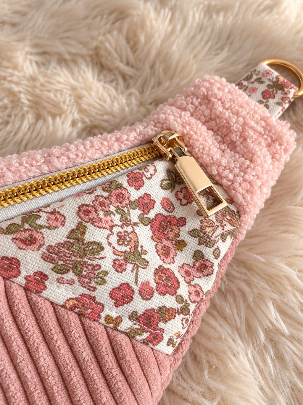 détail sac banane rose en velours côtelé , moumoute et fleurs