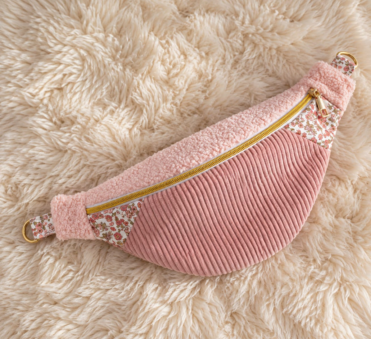 sac banane rose en velours côtelé et moumoute