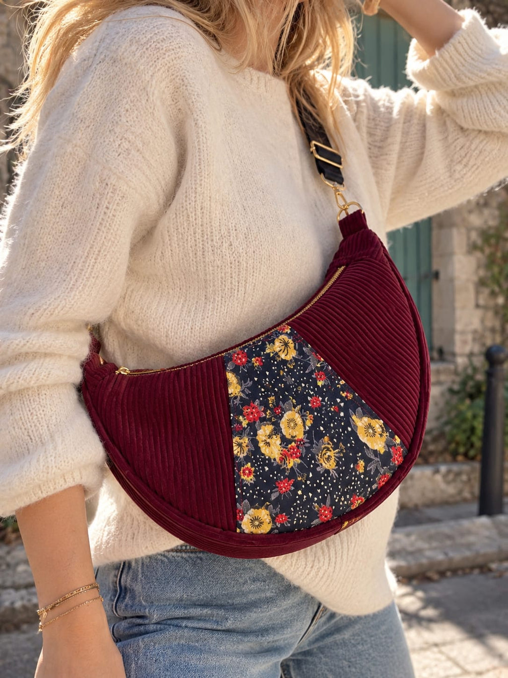 Sac banane demi-lune bordeaux fleuri – Velours côtelé &amp; motif floral cocoleeline
