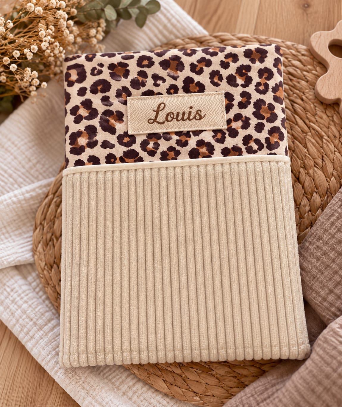 Protège carnet de santé bébé personnalisable en velours côtelé et tissu à motifs, confectionné à la main en France