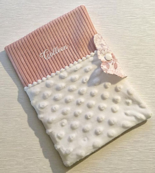 Protège Carnet de Santé Personnalisé pour Fille – Tissu Rose et Blanc Doux cocoleeline