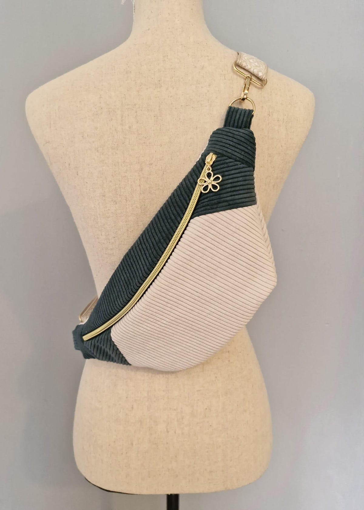 Sac banane pour femme velours côtelé vert et écru cocoleeline