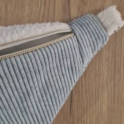 Damen-Gürteltasche aus hellblauem Cord mit kleinen Herzen im Inneren von LA DOUDOUCE