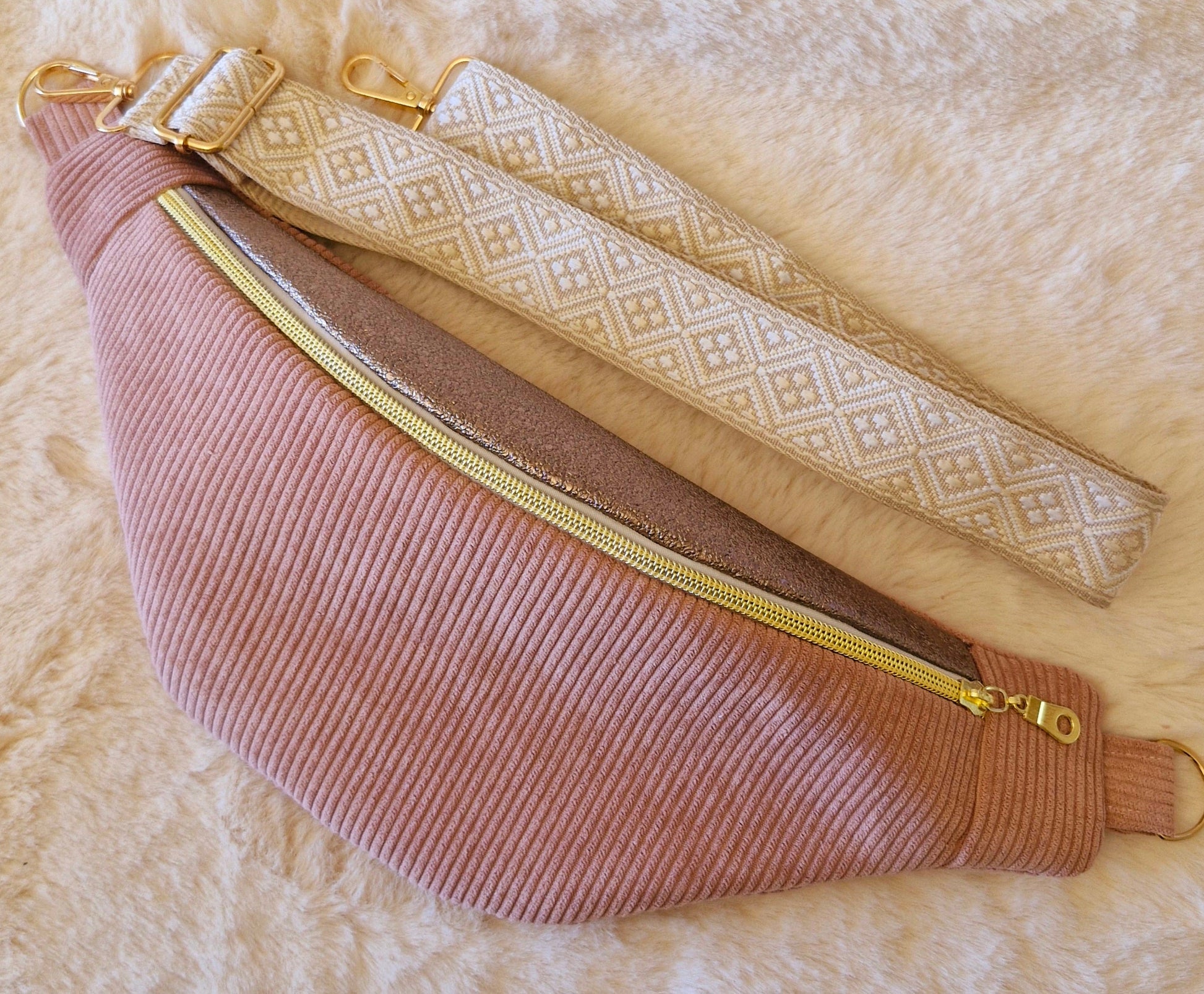 Sac banane femme en velours côtelé rose  et pailleté doré gros coeur "CORDÉA" cocoleeline