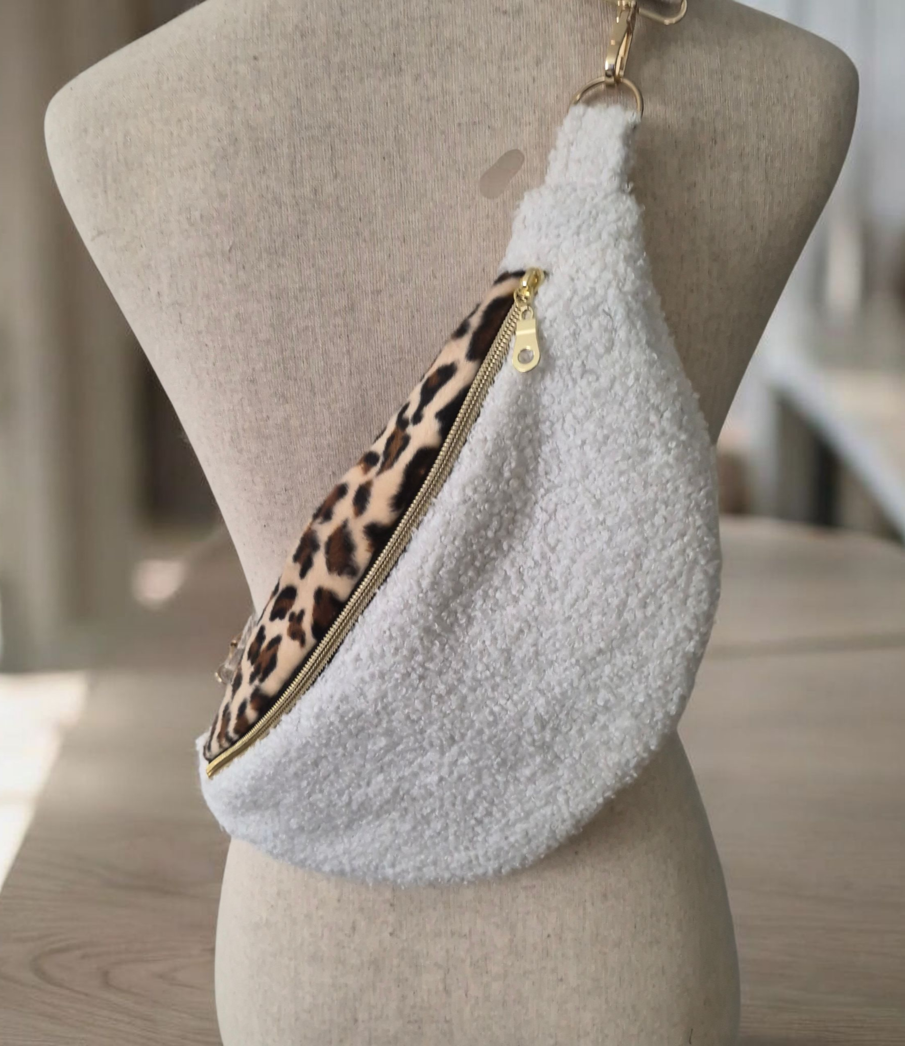 Sac banane femme en moumoute écru    et léopard   "CORDUROY" cocoleeline