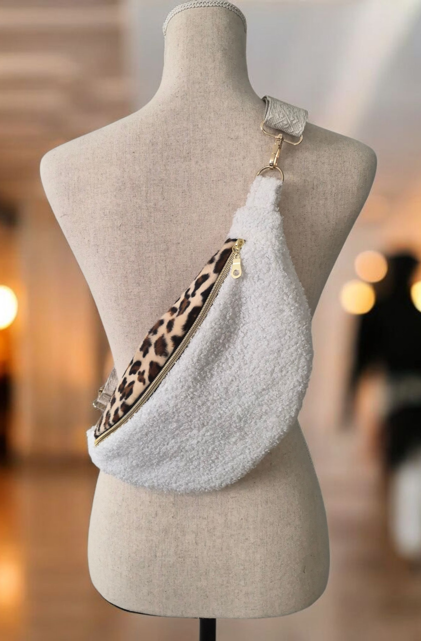 Sac banane femme en moumoute écru    et léopard   "CORDUROY" cocoleeline