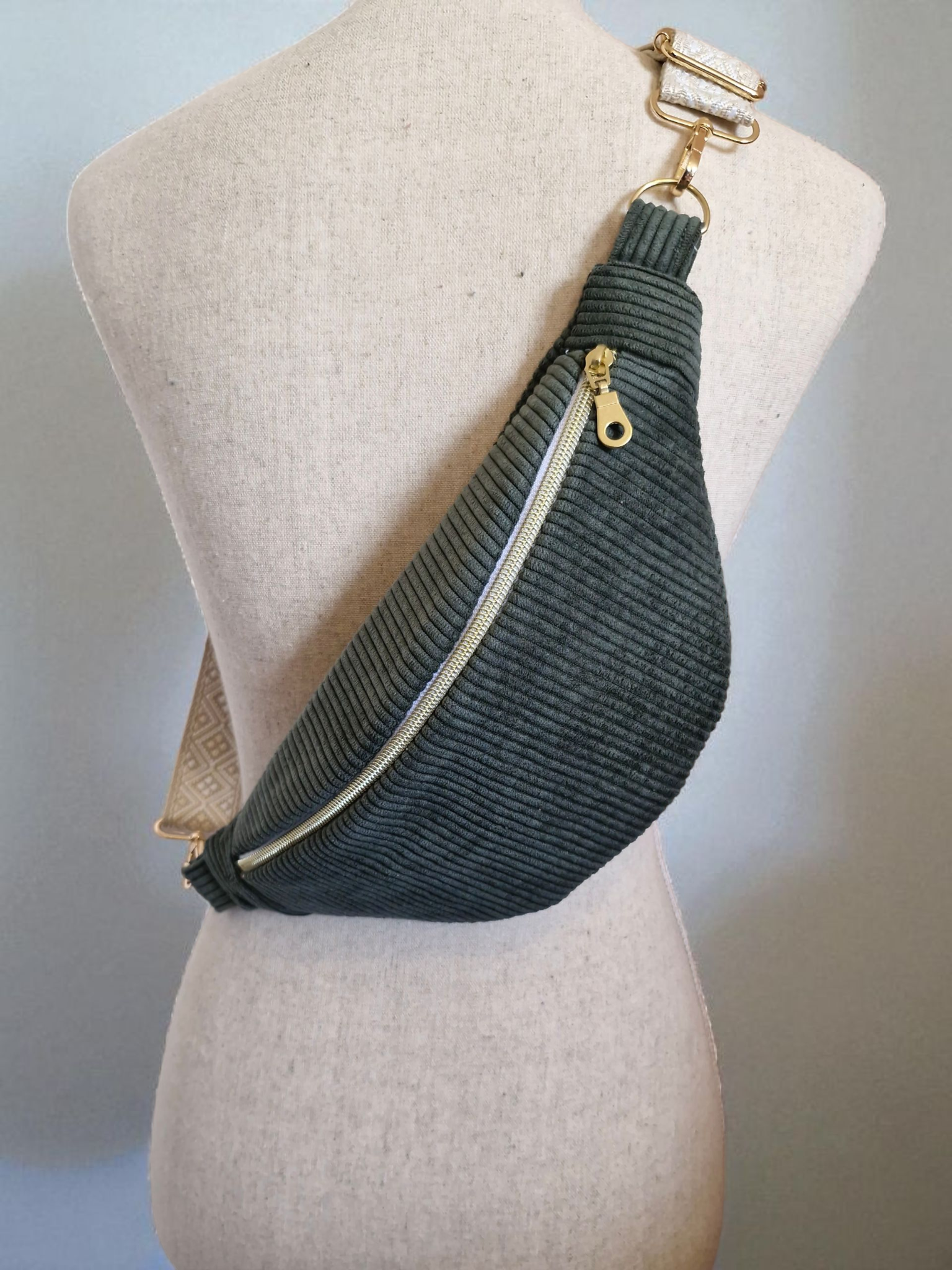 Sac banane femme en velours côtelé kaki – fait main en France , idée cadeau cocoleeline