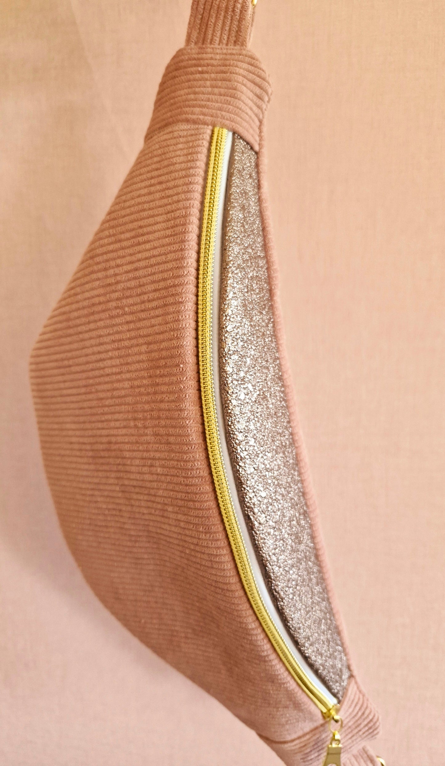 Sac banane femme en velours côtelé rose  et pailleté doré gros coeur "CORDÉA" cocoleeline