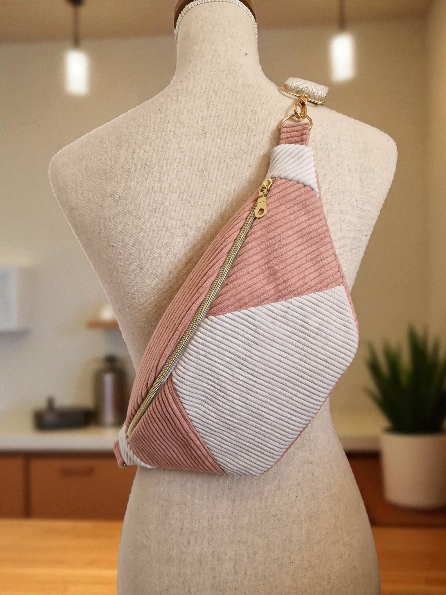 Sac banane femme en velours côtelé rose/écru – fait main en France, idée cadeau "JOELY" cocoleeline